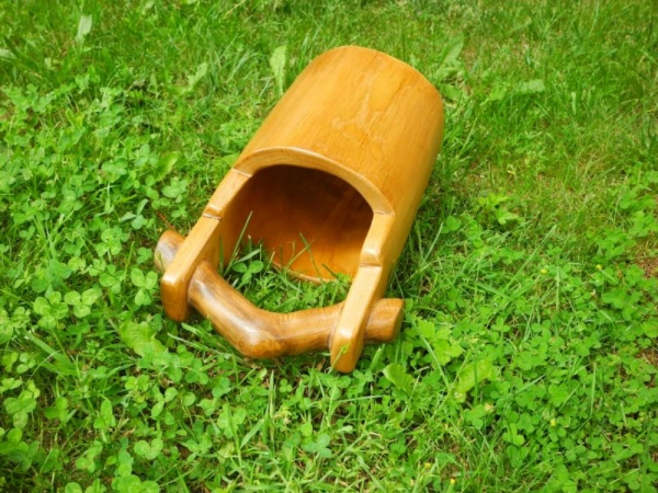 Drevený vedrá z vykotlaného stromu