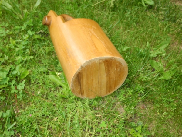 Drevený vedrá z vykotlaného stromu