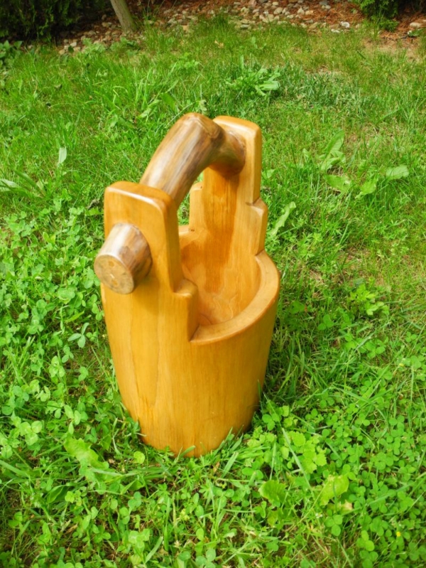 Drevený vedrá z vykotlaného stromu