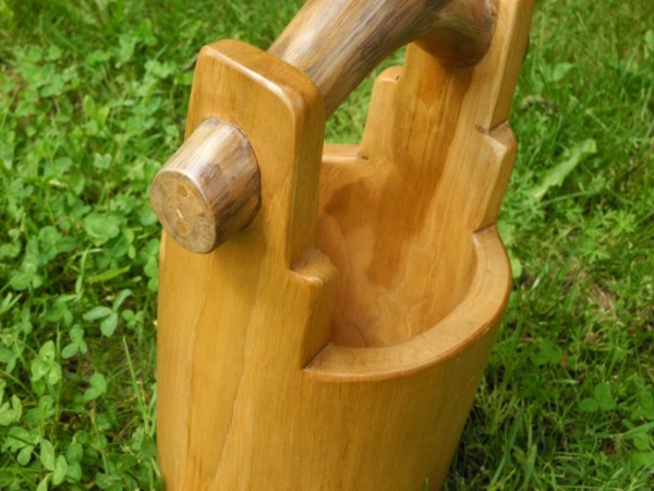 Drevený vedrá z vykotlaného stromu