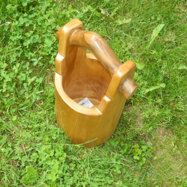 Drevený vedrá z vykotlaného stromu
