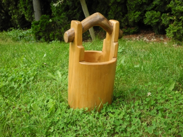 Drevený vedrá z vykotlaného stromu