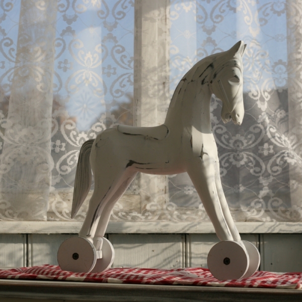 Drevený hojdací kôň biely 30x34cm