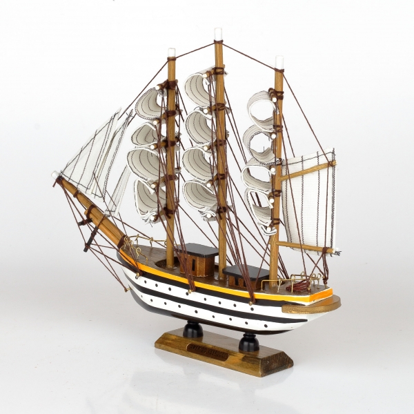 Drevený model námornej lodi Amerigo Vespucci 21x24cm