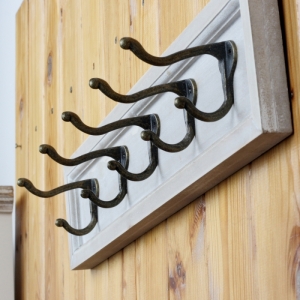 Drevený nástenný vešiak 5 háčikov 50x11cm