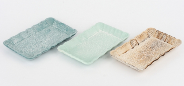 Drevený podnos s ornamentom hnedý 19x12x2cm