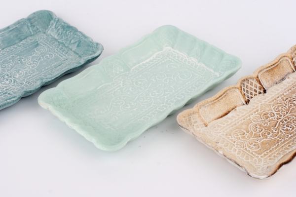 Drevený podnos s ornamentom hnedý 19x12x2cm