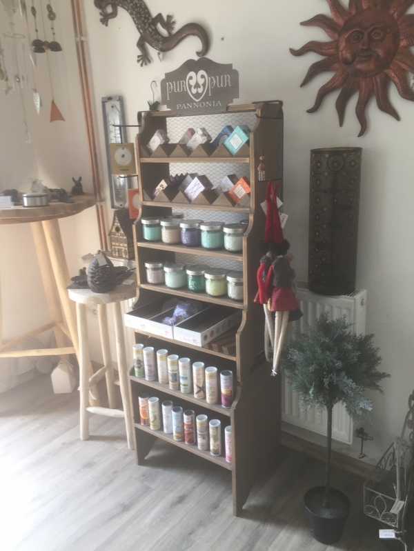 Dřevěný regál do obchodu -  BAZAR