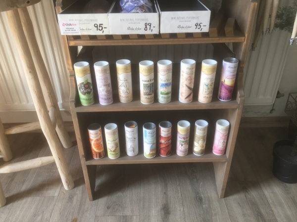 Dřevěný regál do obchodu -  BAZAR