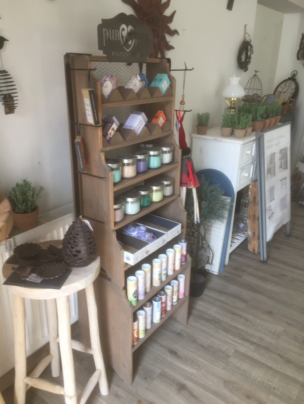 Dřevěný regál do obchodu -  BAZAR