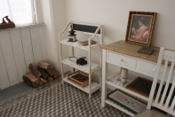 Drevený regál s tabuľou biely 98cm