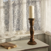 Drevený ručne vyrezávaný svietnik s patinou 38 cm