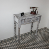 Drevený stôl so zásuvkou - sústružené nohy 76x38x81cm