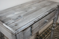 Drevený stôl so zásuvkou - sústružené nohy 76x38x81cm