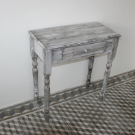 Drevený stôl so zásuvkou - sústružené nohy 76x38x81cm