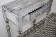 Drevený stôl so zásuvkou - sústružené nohy 76x38x81cm