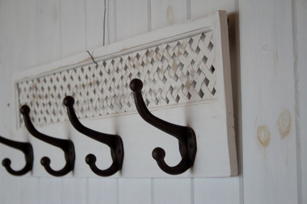 Drevený vešiak na stenu 4 háčiky