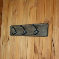 Drevený vešiak s tromi háčikmi 50cm