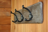 Drevený vešiak s tromi háčikmi 50cm