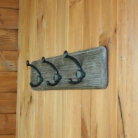 Drevený vešiak s tromi háčikmi 50cm