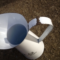 Džbán z bieleho smaltu 30cm - poškodený C