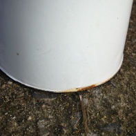 Džbán z bieleho smaltu 30cm - poškodený D