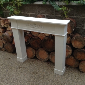 Falošná krbová rímsa s ornamentom