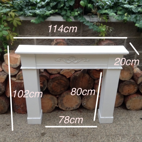 Falošná krbová rímsa s ornamentom