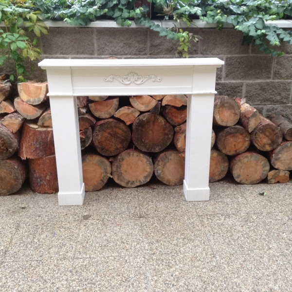 Falošná krbová rímsa s ornamentom