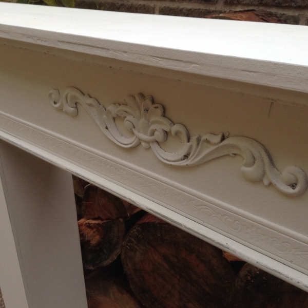 Falošná krbová rímsa s ornamentom