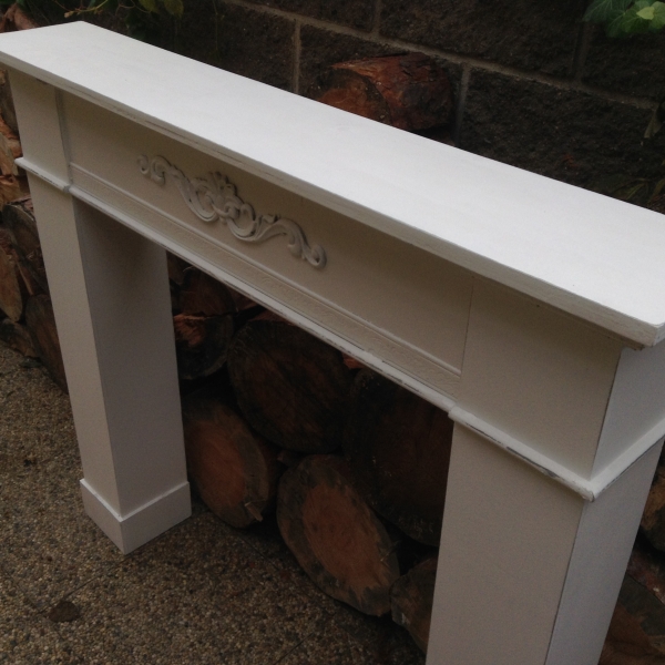 Falošná krbová rímsa s ornamentom