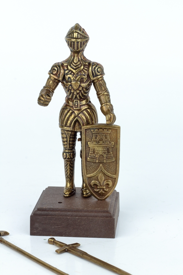Figúrka rytiera v brnení na drevenom podstavci 12 cm kov