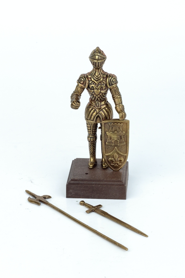 Figúrka rytiera v brnení na drevenom podstavci 12 cm kov