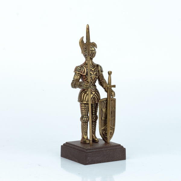 Figúrka rytiera v brnení na drevenom podstavci 12 cm kov