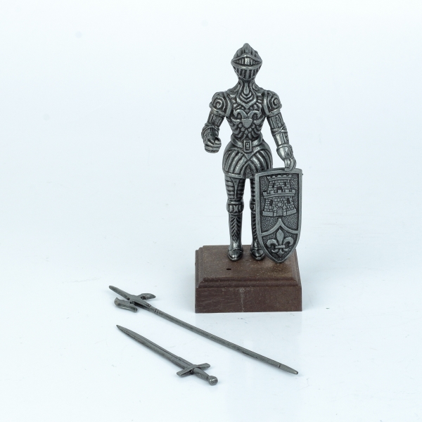 Figúrka rytiera v brnení na drevenom podstavci 12 cm strieborný kov