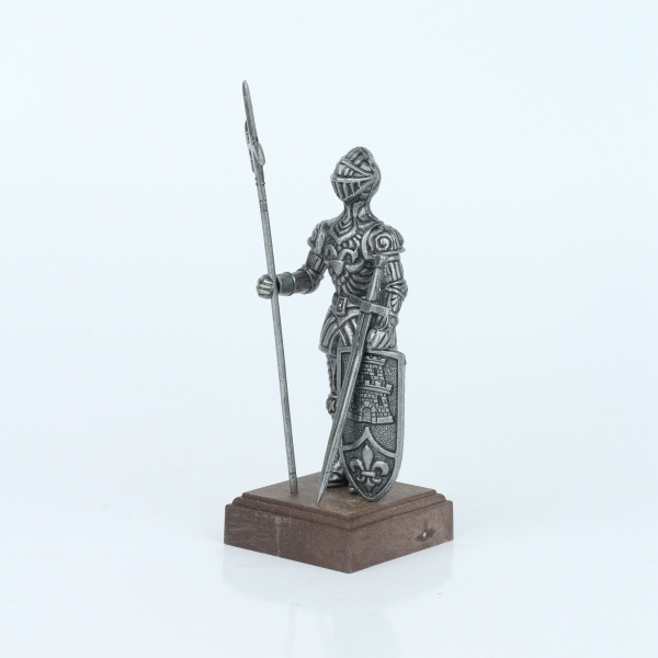 Figúrka rytiera v brnení na drevenom podstavci 12 cm strieborný kov