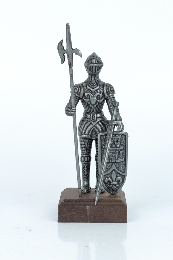 Figúrka rytiera v brnení na drevenom podstavci 12 cm strieborný kov