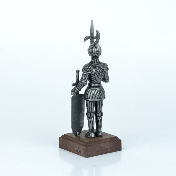 Figúrka rytiera v brnení na drevenom podstavci 12 cm strieborný kov