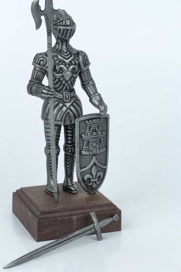 Figúrka rytiera v brnení na drevenom podstavci 12 cm strieborný kov