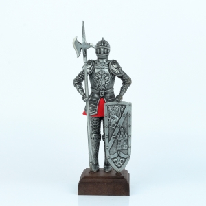 Figúrka rytiera v brnení na drevenom podstavci 25 cm