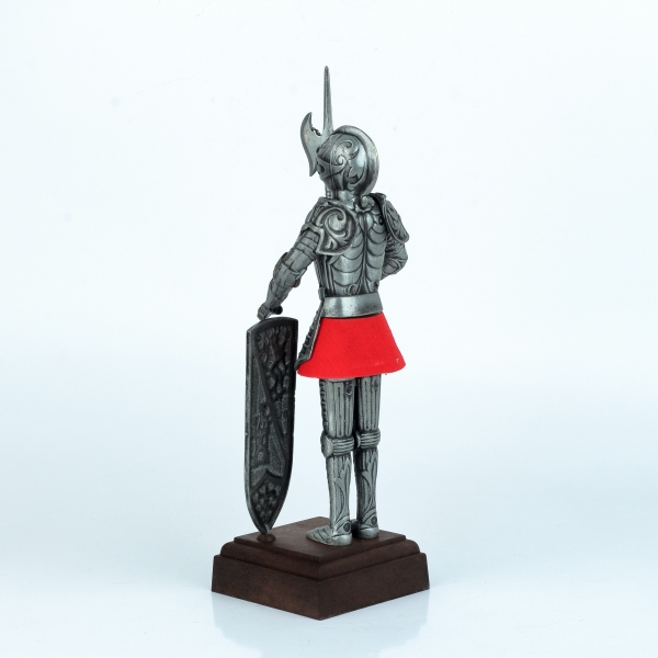 Figúrka rytiera v brnení na drevenom podstavci 25 cm