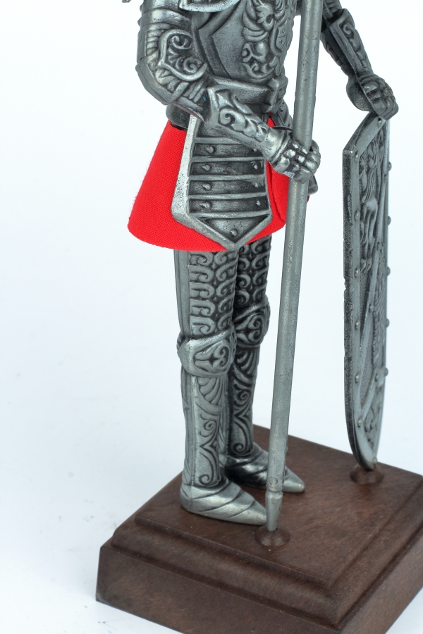 Figúrka rytiera v brnení na drevenom podstavci 25 cm