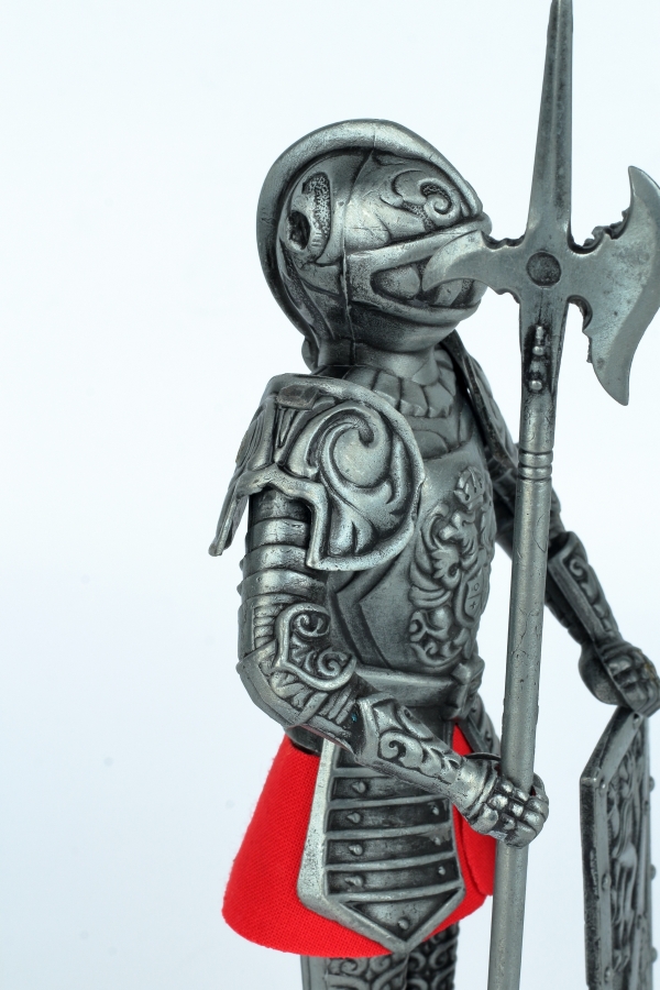 Figúrka rytiera v brnení na drevenom podstavci 25 cm