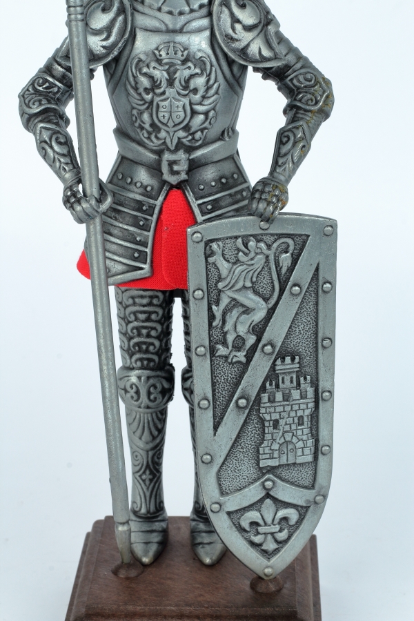 Figúrka rytiera v brnení na drevenom podstavci 25 cm