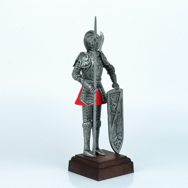 Figúrka rytiera v brnení na drevenom podstavci 25 cm