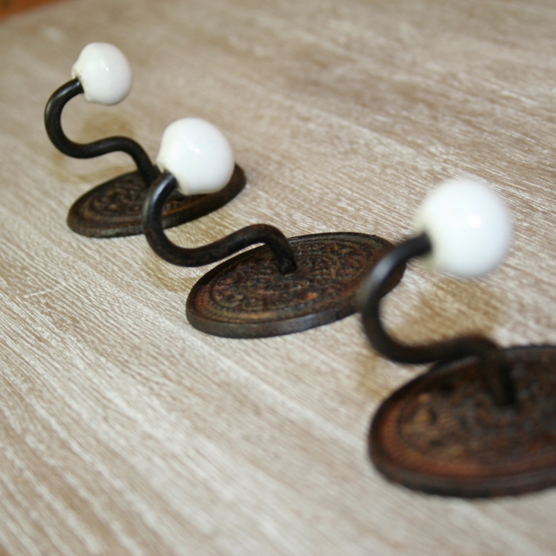 Háčik kovový s porcelánovou úchytkou 6x5,5cm