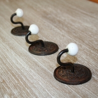 Háčik kovový s porcelánovou úchytkou 6x5,5cm