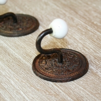 Háčik kovový s porcelánovou úchytkou 6x5,5cm