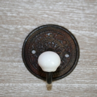 Háčik kovový s porcelánovou úchytkou 6x5,5cm