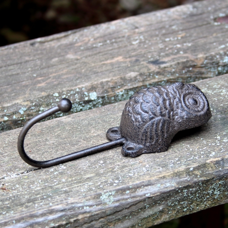 Háčik sa sovou hnědý